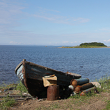 Лодка и газовые баллона на берегу Белого моря