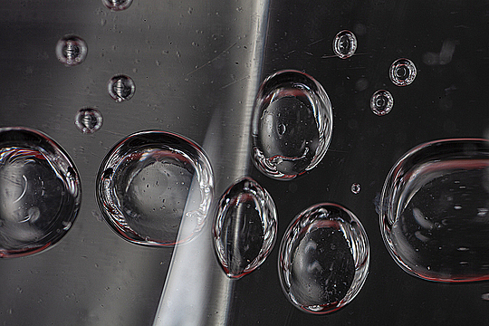 Пузыри в минеральной воде в стакане
