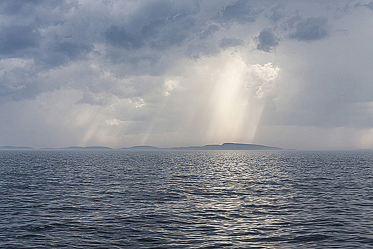 Луч света из облаков в Белом море